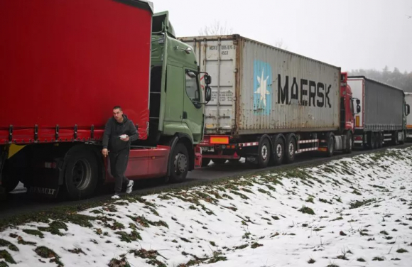 1 Vien Tro Vao Ukraine Te Liet Vi Hang Nghin Xe Tai Ket Cung O Bien Gioi