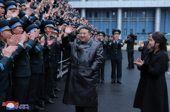 1 Ong Kim Jong Un Va Con Gai Mung Trieu Tien Phong Ve Tinh Trinh Sat Thanh Cong
