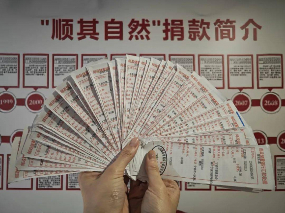 1 Nha Tu Thien Bi An Quyen 23 Trieu Usd Cho Giao Duc Suot 25 Nam