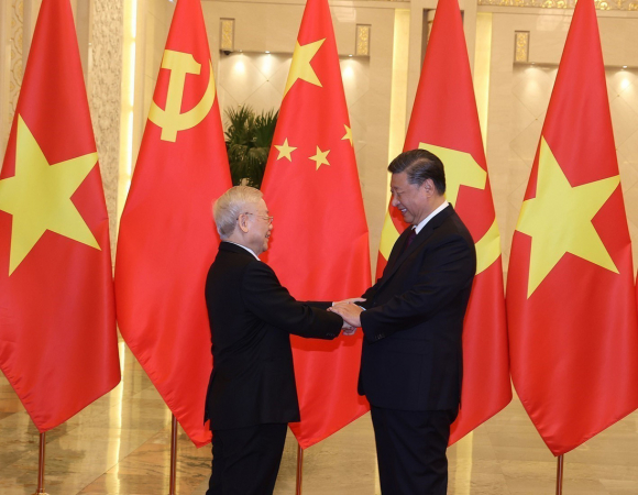 4 Ong Tap Can Binh Trung Quoc Theo Duoi Cung Giau Voi Lang Gieng
