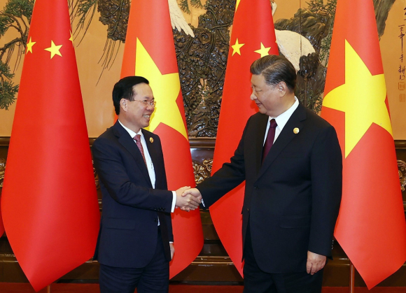 5 Ong Tap Can Binh Trung Quoc Theo Duoi Cung Giau Voi Lang Gieng