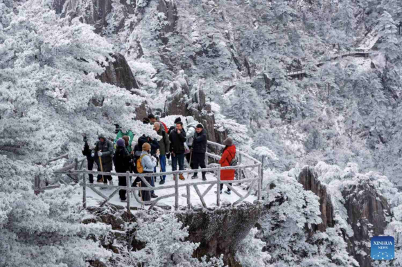2 Gia Ret Bao Trum Khap Chau A Nhieu Hoat Dong Bi Te Liet