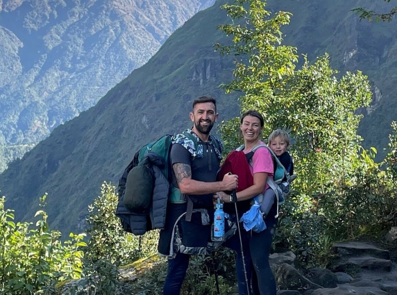 1 Be Hai Tuoi Dat Chan Den Trai Can Cu Everest