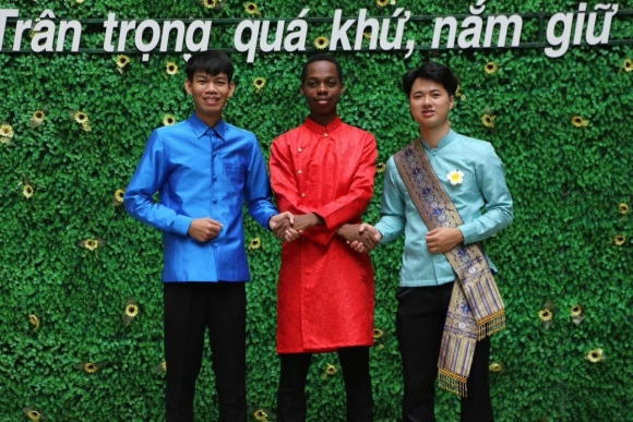 4 Nam Sinh Chau Phi Tai Dh Bach Khoa Gay Sot Voi Vai Dien Dao Pho Va Piano