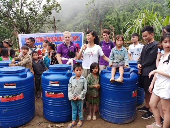 6 Nu Dieu Duong Vien Luu Giu Hon Viet O Troi Au