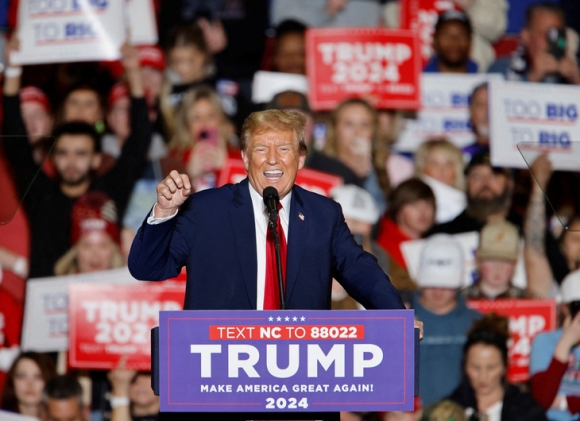 1 Ong Trump Tap Trung Dau Ong Biden Phot Lo Doi Thu Cung Dang