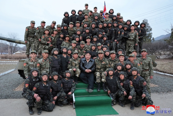1 Ong Kim Jong Un Thi Sat Su Doan Xe Tang Keu Goi San Sang Chien Dau