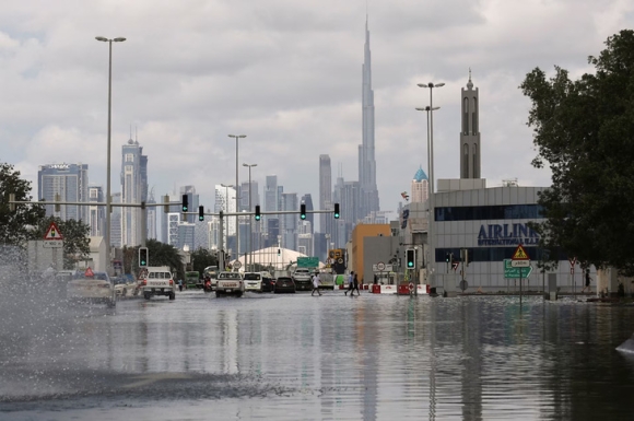 1 Dubai Vat Lon Vi Tran Mua Lich Su Nhieu Khach Ket O San Bay