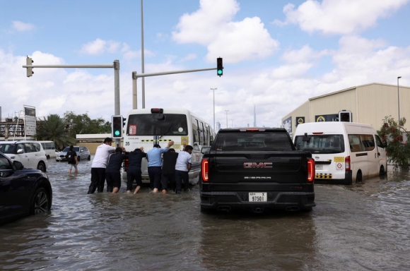 3 Dubai Vat Lon Vi Tran Mua Lich Su Nhieu Khach Ket O San Bay