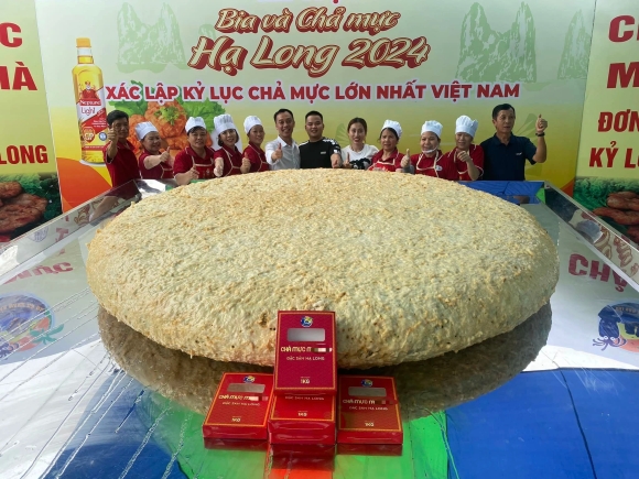 1 Sau Banh Chung 7 Tan Xuat Hien Cha Muc Khung O Ha Long Nang 200kg