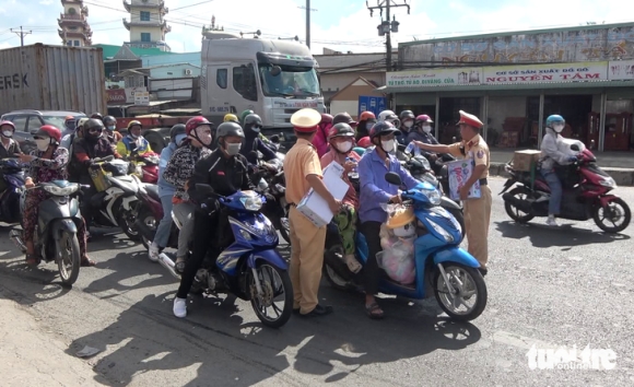 3 Canh Sat Ra Quoc Lo 1 Phat Nuoc Uong Khan Lanh Cho Nguoi Dan Ve Que Nghi Le