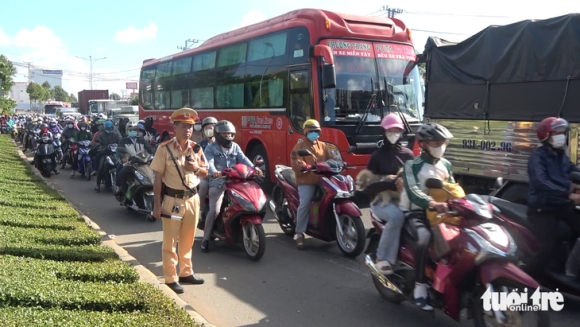 4 Canh Sat Ra Quoc Lo 1 Phat Nuoc Uong Khan Lanh Cho Nguoi Dan Ve Que Nghi Le