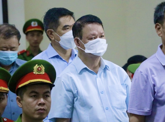 1 Nhan Qua Tet 5 Ti Cuu Bi Thu Lao Cai Nguyen Van Vinh Lanh 5 Nam 6 Thang Tu