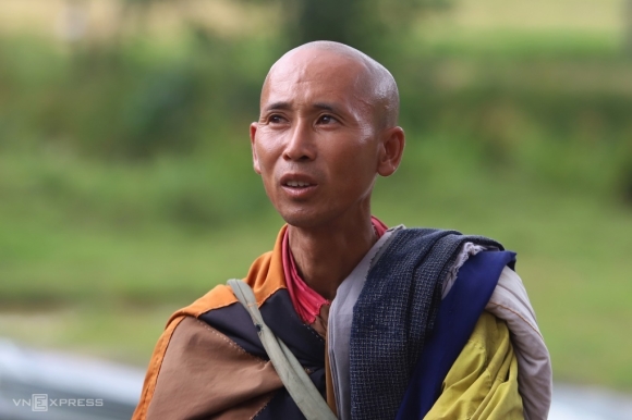 2 Ong Thich Minh Tue Dung Di Bo Khat Thuc