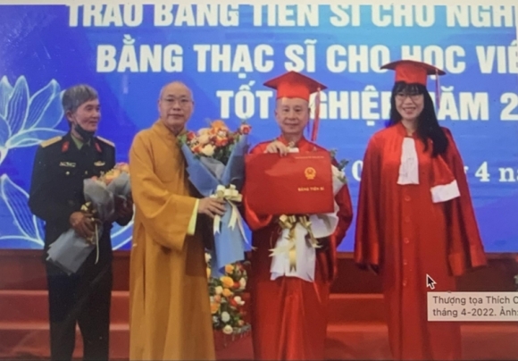 1 Chiec Ao Khong Lam Nen Thay Tu