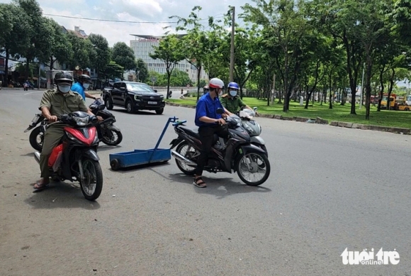 1 Ra Quan Hut Dinh Tren Quoc Lo 1 Doan Qua Cau Vuot An Suong