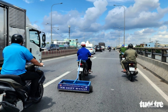 2 Ra Quan Hut Dinh Tren Quoc Lo 1 Doan Qua Cau Vuot An Suong