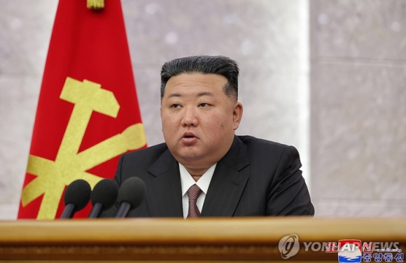 1 Cac Quan Chuc Trieu Tien Deo Ghim Co Hinh Ong Kim Jong Un