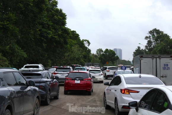 2 Dai Lo Thang Long Di Gan Hai Tieng Chua Toi Co Quan Nguoi Dan Dung Xe Tren Via He Tranh Tac