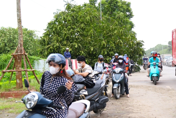 6 Dai Lo Thang Long Di Gan Hai Tieng Chua Toi Co Quan Nguoi Dan Dung Xe Tren Via He Tranh Tac