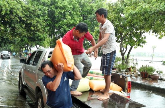 6 Lao Cai Sat Lo Vui Lap 5 Nguoi Trong Mot Nha Lu Song Hong Tran Vao Duong Pho