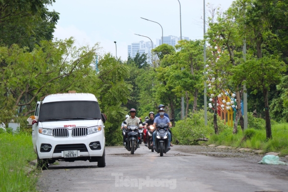 7 Dai Lo Thang Long Di Gan Hai Tieng Chua Toi Co Quan Nguoi Dan Dung Xe Tren Via He Tranh Tac