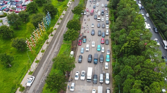 8 Dai Lo Thang Long Di Gan Hai Tieng Chua Toi Co Quan Nguoi Dan Dung Xe Tren Via He Tranh Tac