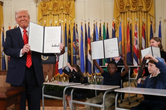 1 Ong Trump Ngoi Voi Hoc Sinh Ky Sac Lenh Xoa So Bo Giao Duc Lien Bang