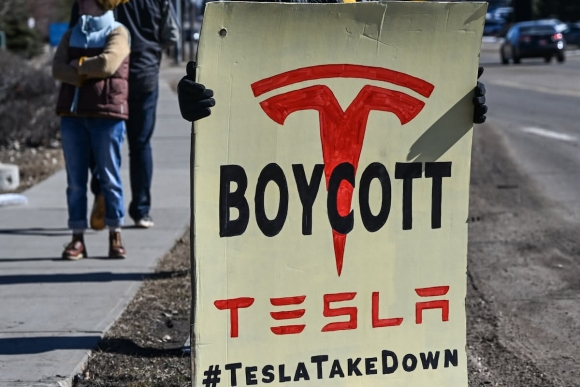 2 Gay Ong Dap Lung Ong Phong Trao Toan Cau Chong Tesla Va Elon Musk Bung No