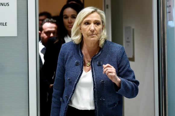1 Ba Dam Cuc Huu Marine Le Pen Bi Ket Toi Bien Thu Va Cam Tranh Cu Tong Thong Phap
