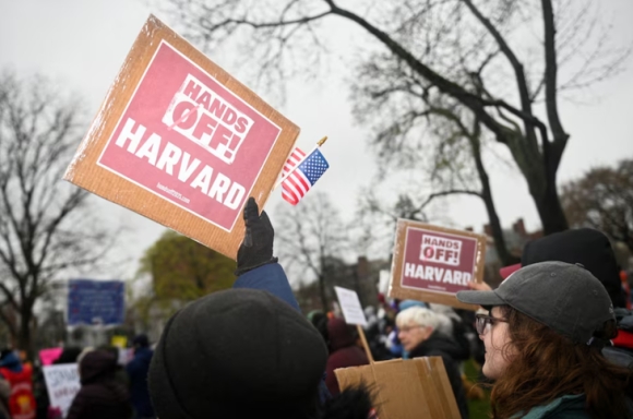 1 Harvard Bat Tuan Ong Trump Cho Dong Bang 23 Ti Usd Tai Tro