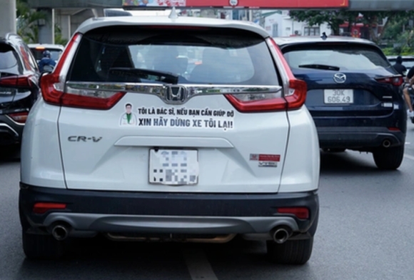 3 Bac Si Ke Chuyen Cuu Co Gai Co Giat Vi Tai Nan Giua Dem Va Dong Chu La Tren Xe