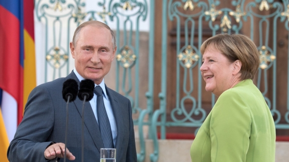 1 Putin Van Dang Cuoi Vao Nam Dam Cua Minh Tiet Lo Sai Lam Chien Luoc Cua Merkel Trong Chinh Sach Khi Dot