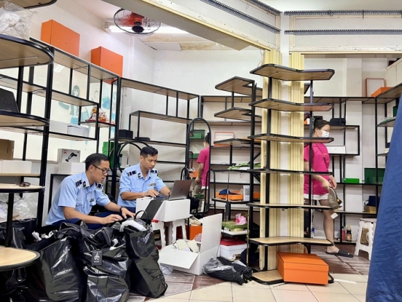 6 Bao Ve Bao Dong Tieu Thuong Saigon Square Lap Tuc Dong Sap De Ne Kiem Tra