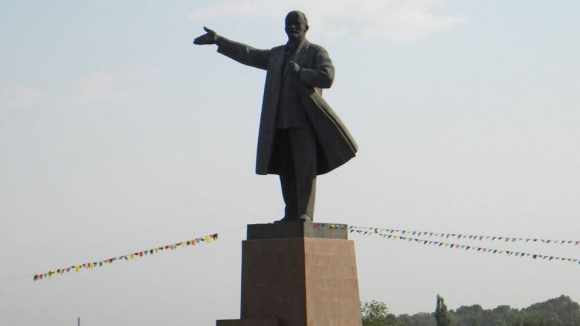 1 Tuong Lenin Cao Nhat Trung A Bi Thao Do