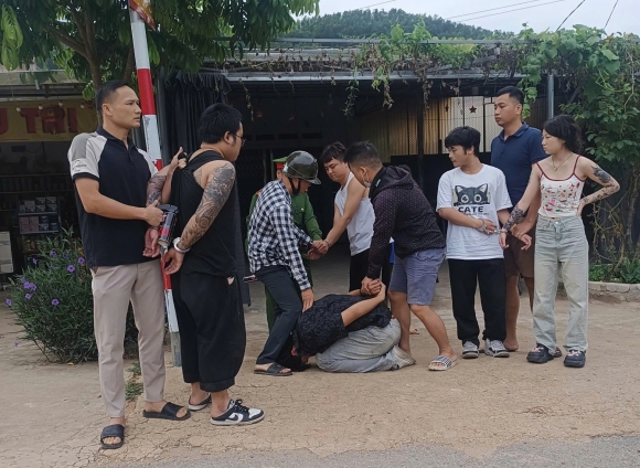 1 4 Nguoi Trung Quoc Xit Hoi Cay Cuop O To Tren Cao Toc O Thanh Hoa