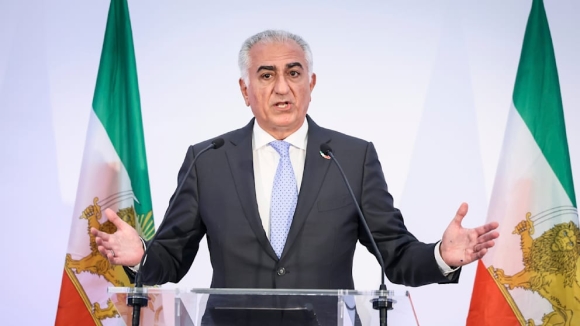 1 Reza Pahlavi Day La Khoanh Khac Buc Tuong Berlin Cua Chung Ta   Loi Keu Goi Thay Doi Che Do O Iran