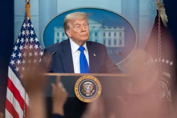 1 Ong Trump Lan Dau Su Dung Quyen Tong Thong De Gui Vu Khi Cho Ukraine
