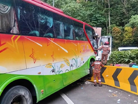 1 Xe Buyt Cho 20 Du Khach Viet Gap Tai Nan O Malaysia