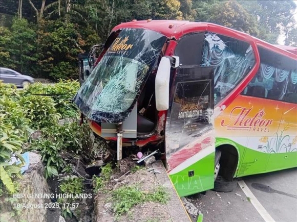 2 Xe Buyt Cho 20 Du Khach Viet Gap Tai Nan O Malaysia