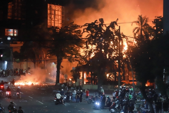 5 Mot Tuan Indonesia Chim Trong Hon Loan Vi Bieu Tinh