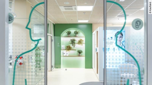 2 Y Te Trong Sieu Thi Mo Hinh Phong Kham Telemedicine Tien Phong Tai Duc