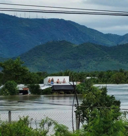 1 Khanh Hoa Ngap Sau Do Mua Lu Nguoi Dan Leo Len Mai Nha Cau Cuu