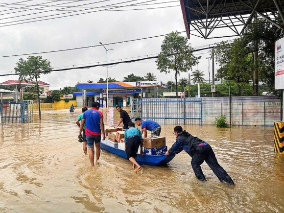 2 Khanh Hoa Ngap Sau Do Mua Lu Nguoi Dan Leo Len Mai Nha Cau Cuu