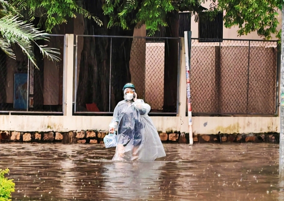 3 Khanh Hoa Ngap Sau Do Mua Lu Nguoi Dan Leo Len Mai Nha Cau Cuu