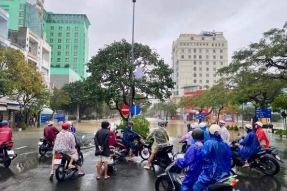 13 Lu Lich Su Nhan Chim Nha Trang Oto Troi Dat Trong Lan Nuoc Duc Ngau