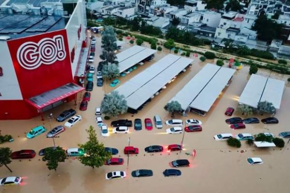 3 Lu Lich Su Nhan Chim Nha Trang Oto Troi Dat Trong Lan Nuoc Duc Ngau