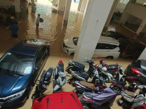 5 Lu Lich Su Nhan Chim Nha Trang Oto Troi Dat Trong Lan Nuoc Duc Ngau