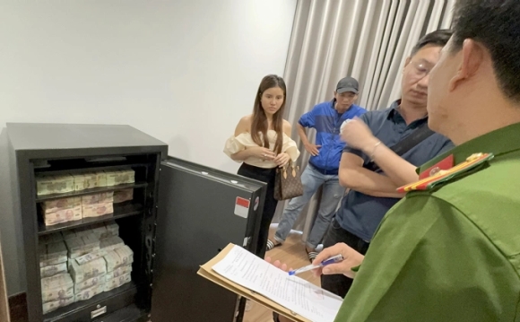 2 Luat Ngam Trong Duong Day Mai Dam Cua Cuu Tiep Vien Hang Khong