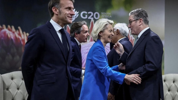 3 Trump Va Putin Bi Mat Dam Phan Chau Au Bi Bien Thanh Ke Ngay Tho